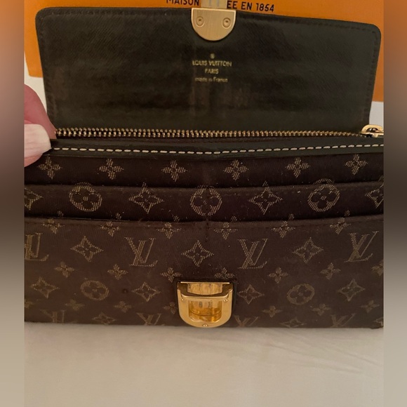LOUIS VUITTON AUTHENTIC Monogram, Clasp Closure, Unbranded Chain & Charm - Picture 4 of 6